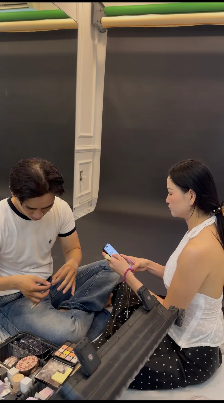 Chuẩn bị trang điểm trước buổi chụp