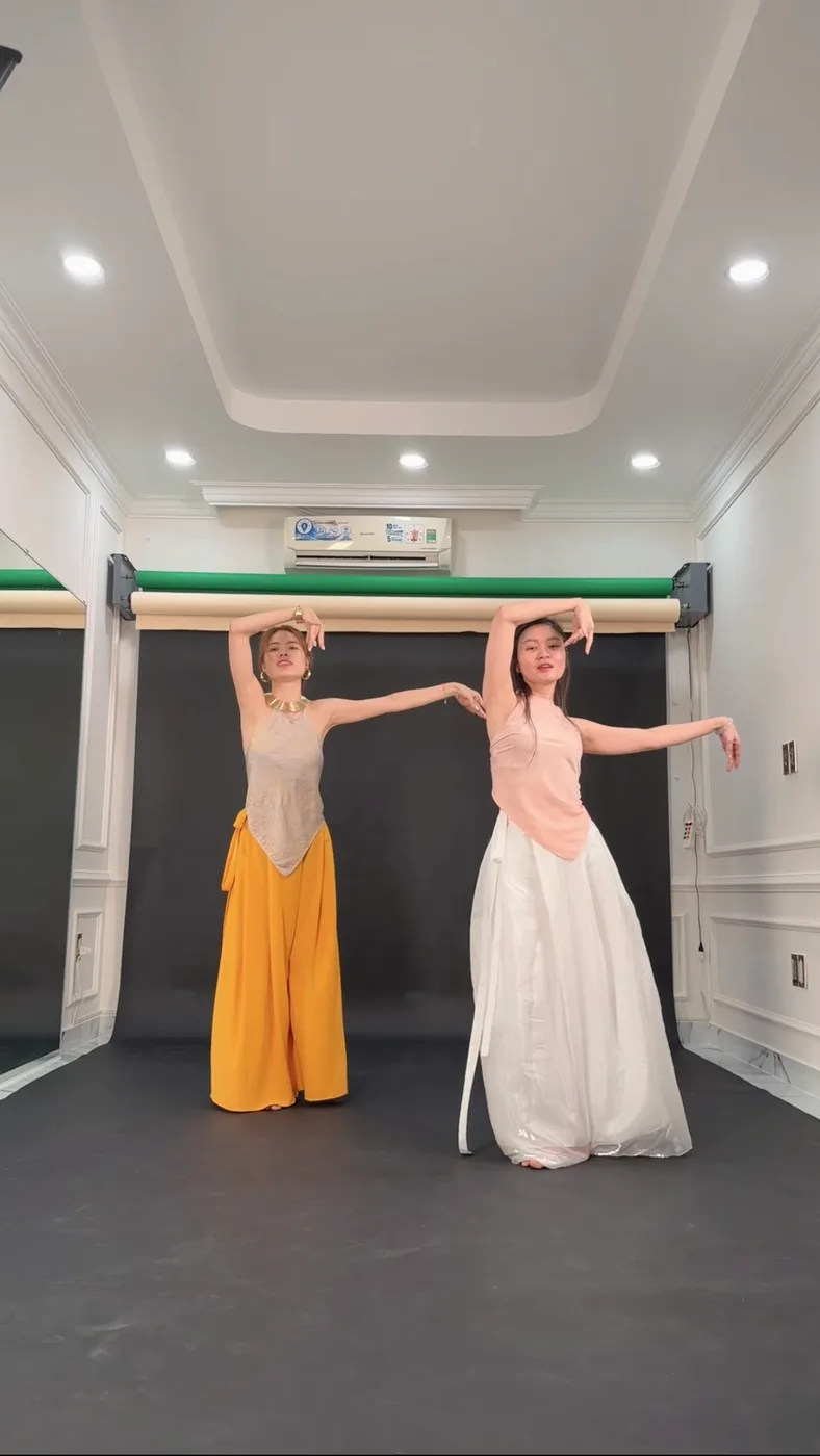 Đôi người mẫu tạo dáng cùng nhau