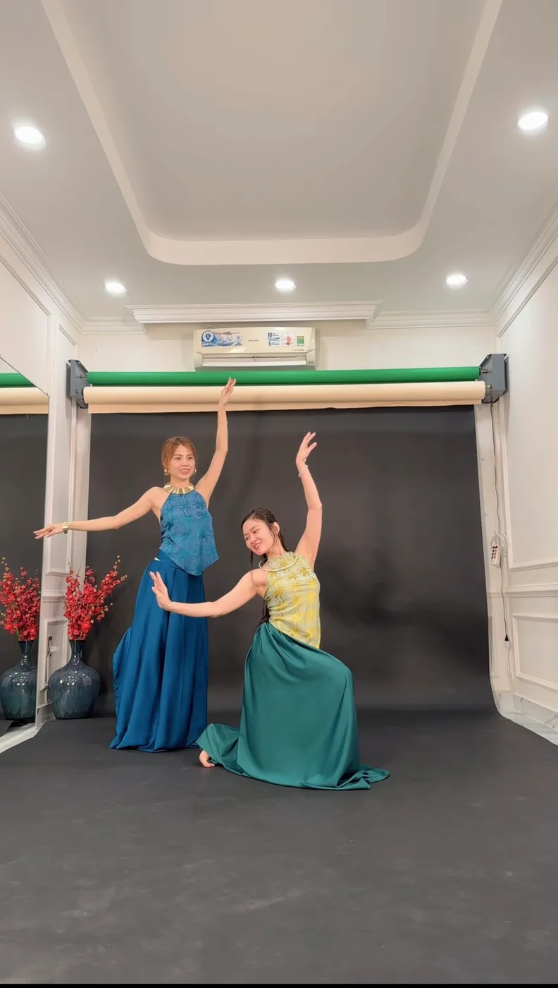 Đôi người mẫu tạo dáng trong Việt phục